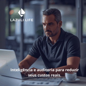 Empresário brasileiro analisando custos de plano de saúde empresarial em escritório moderno para redução de gastos.